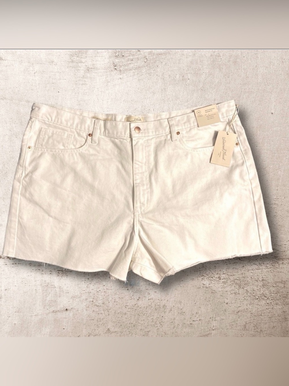 NWT Universal Thread Women’s White Denim Raw Hem Mid-rise Boyfriend Shorts Sz 18